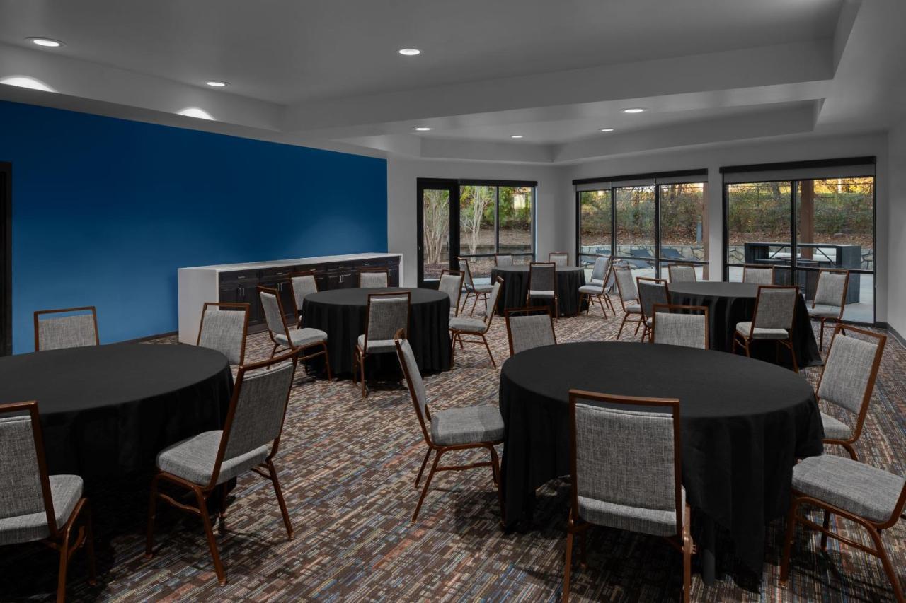| Courtyard by Marriott Raleigh North/Triangle Town Center