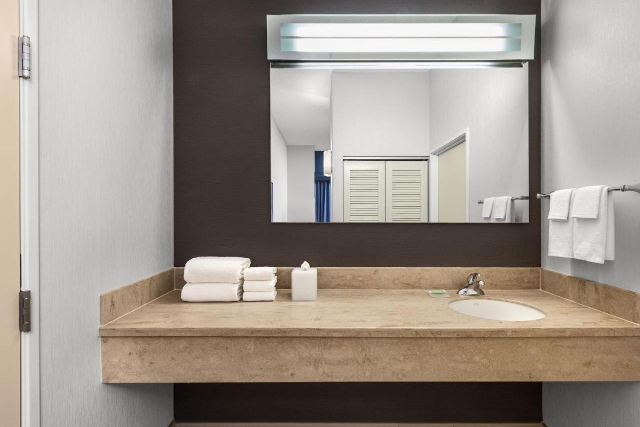 | Courtyard by Marriott Anchorage Airport