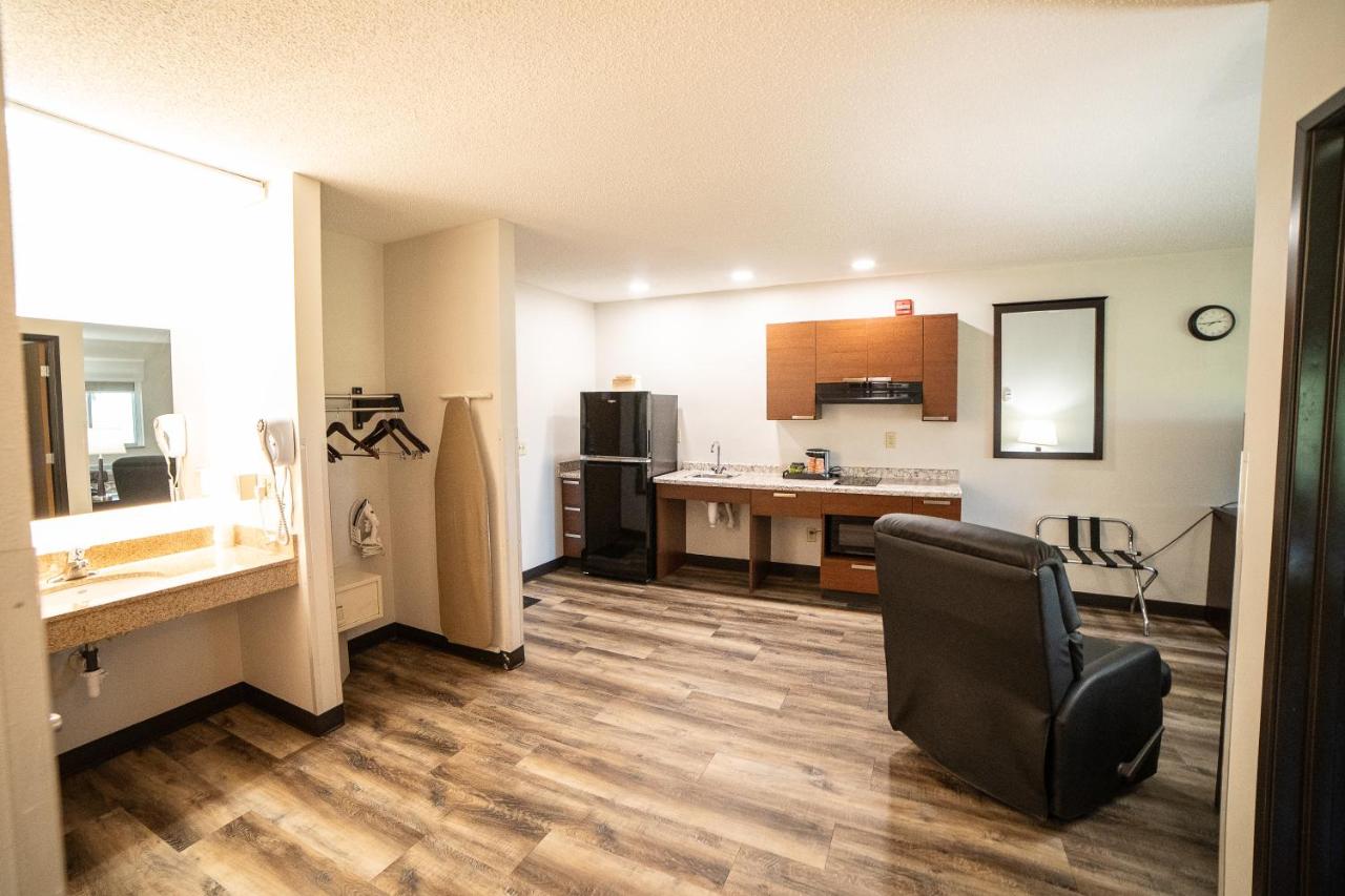 Queen Suite with Transfer Shower - Accessible/Non-Smoking at Quality Inn & Suites Watertown near Prairie Lakes Ice Arena