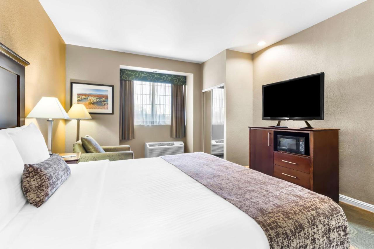 King Room - Disability Access/Bathtub at Best Western California City Inn & Suites