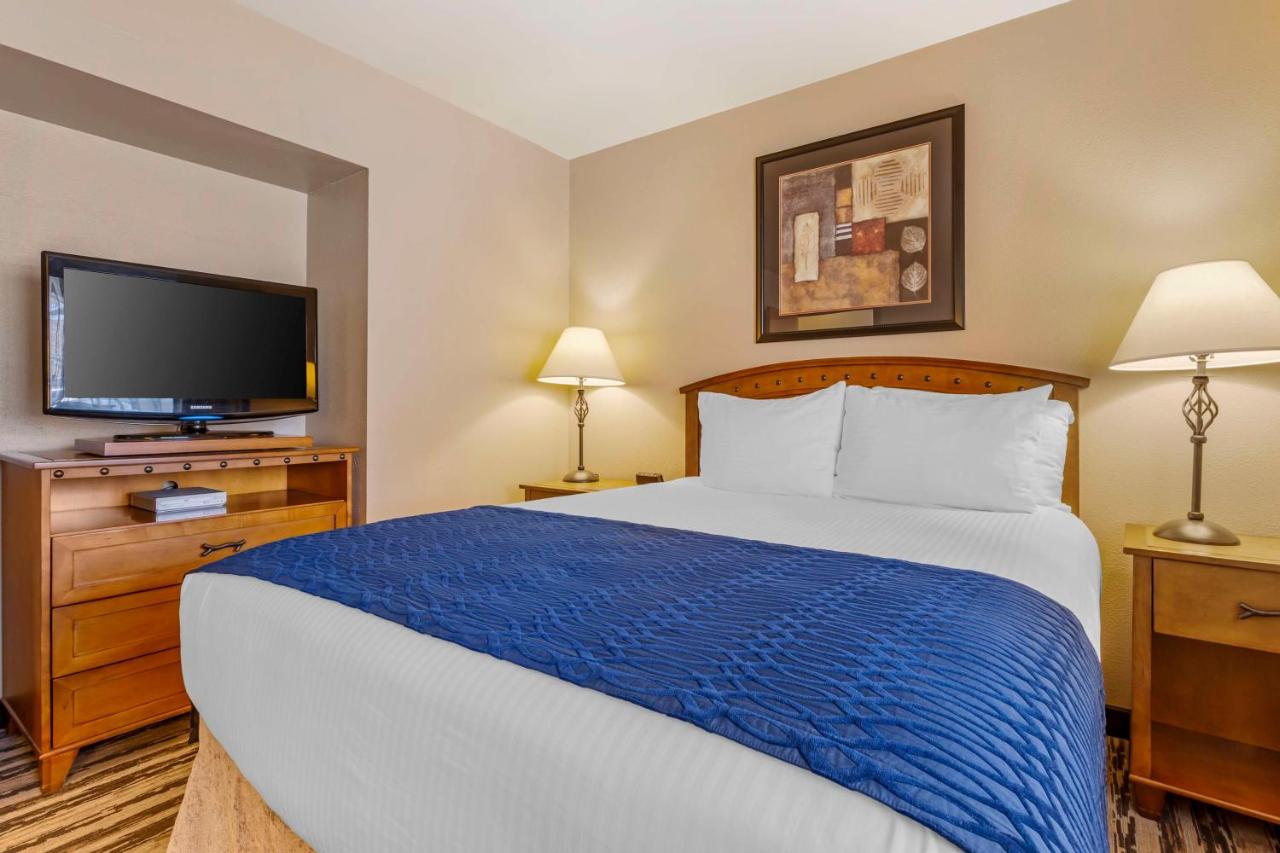 Small Queen Room at Best Western Sunset Inn