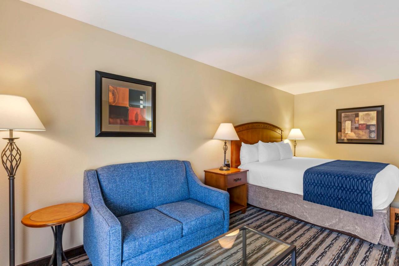 King Room with Patio at Best Western Sunset Inn