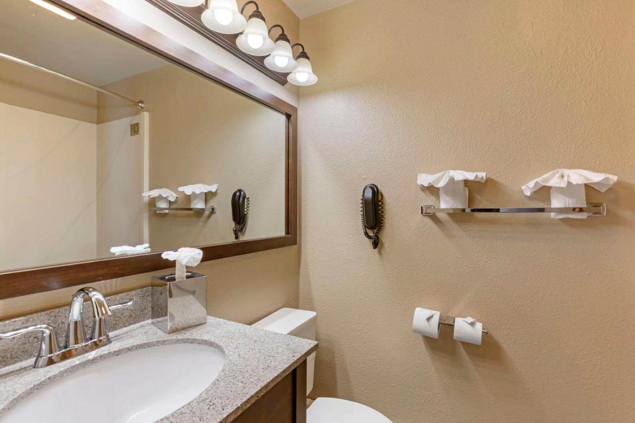 Queen Room at Best Western Sunset Inn