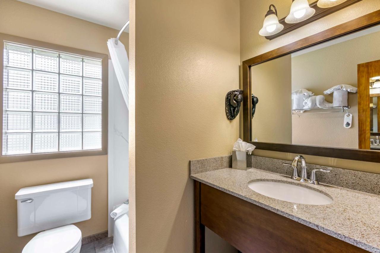 Two-Bedroom Queen Room with Two Queen Beds at Best Western Sunset Inn