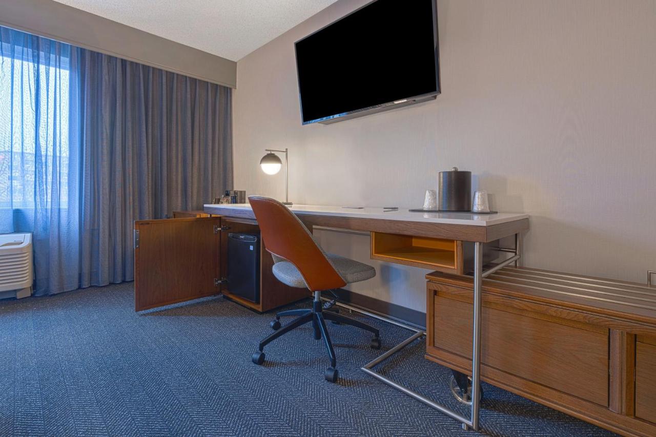 King Suite with Sofa Bed at Courtyard by Marriott Portland Southeast/Clackamas