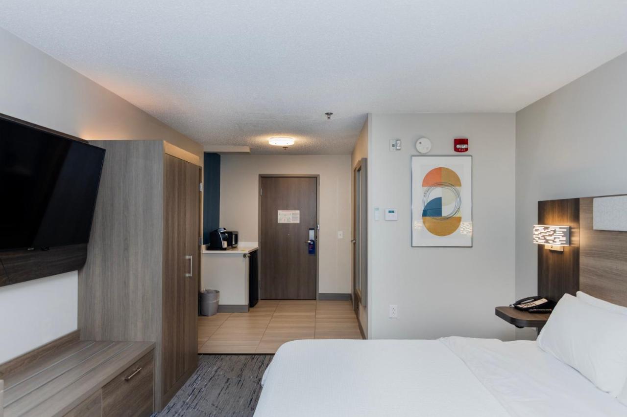 King Room Hearing Accessible - Non-Smoking at Holiday Inn Express Hotel and Suites Marysville by IHG