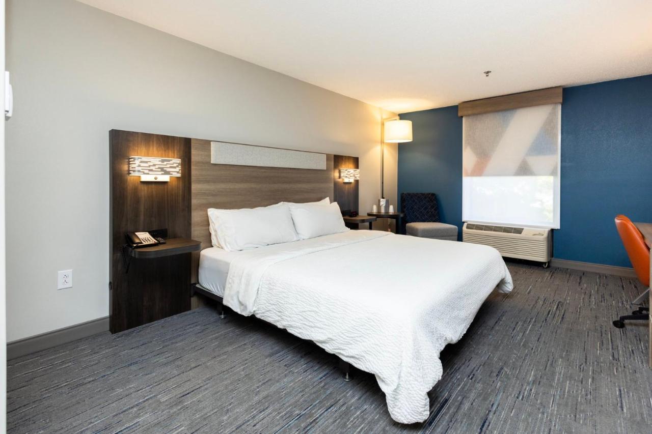 King Room Hearing Accessible - Non-Smoking at Holiday Inn Express Hotel and Suites Marysville by IHG