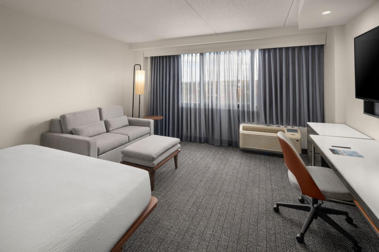 King Guest Room - High Floor at Courtyard New Haven at Yale