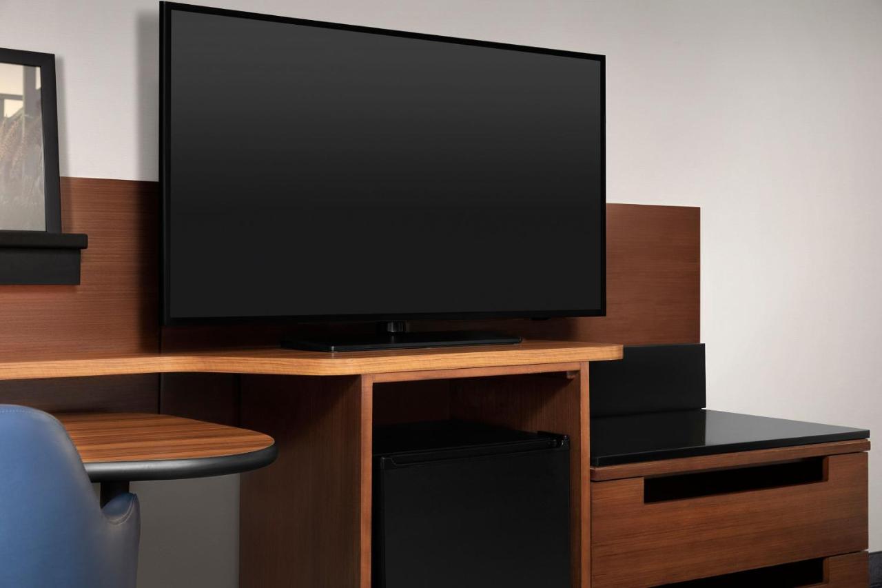 | Fairfield Inn & Suites Dulles Airport