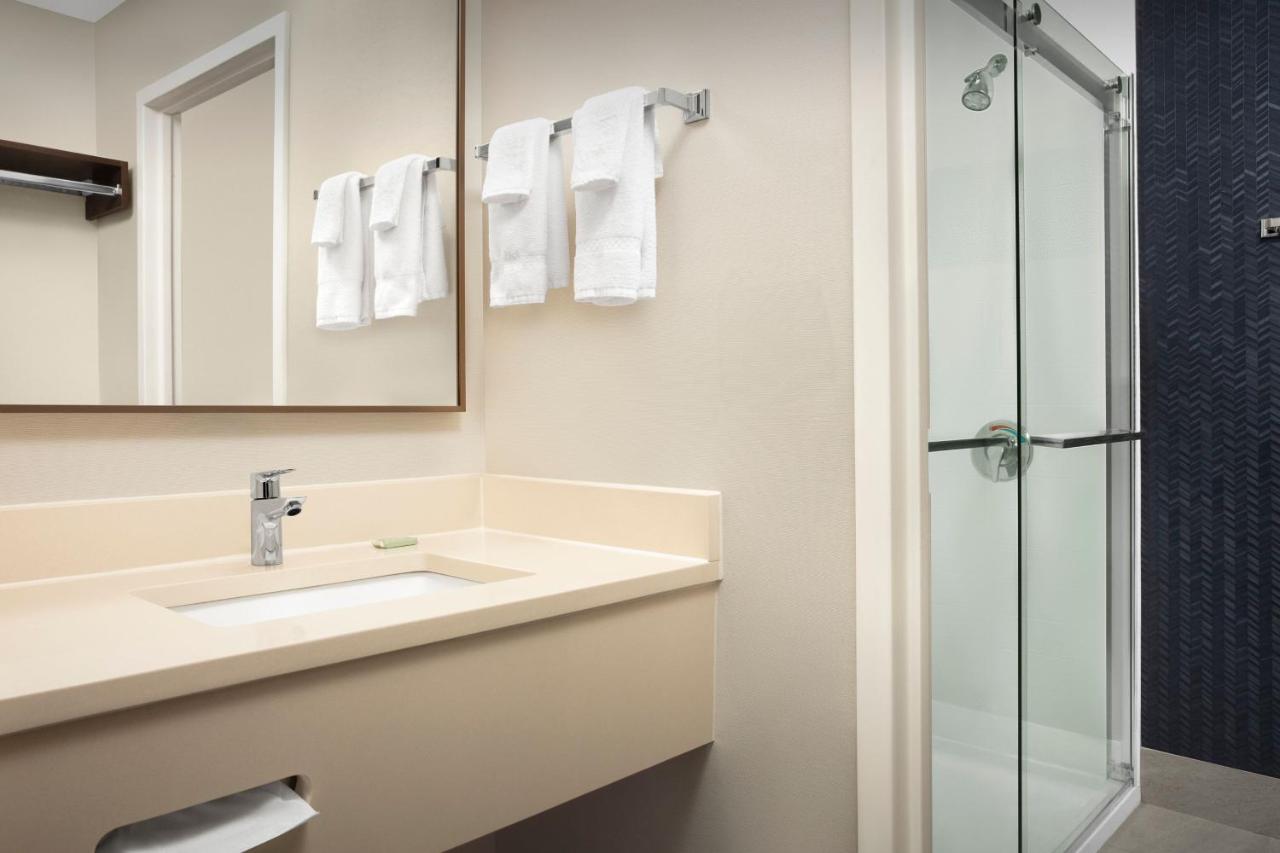 | Fairfield Inn & Suites Dulles Airport