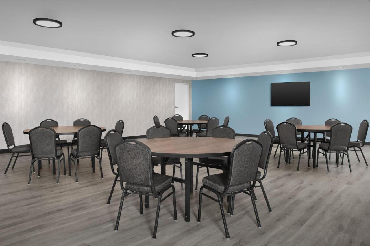 | Fairfield Inn & Suites Dulles Airport