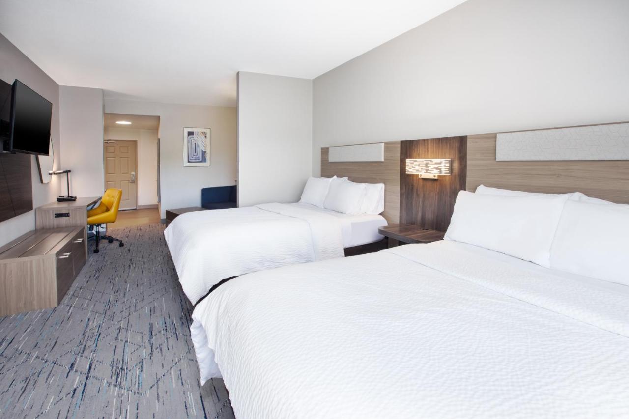 | Holiday Inn Express & Suites Milwaukee NW - Park Place, an IHG Hotel