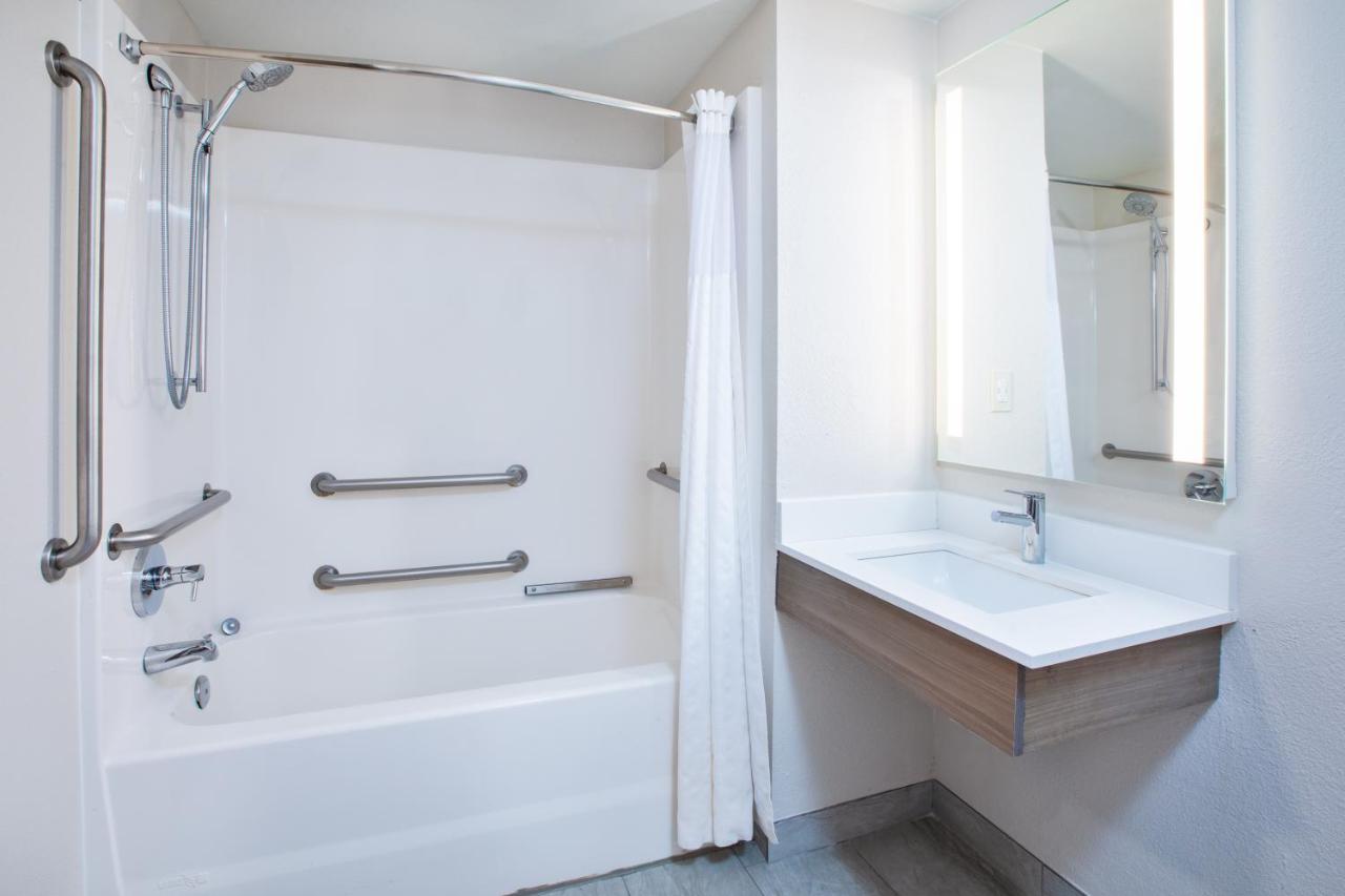| Holiday Inn Express & Suites Milwaukee NW - Park Place, an IHG Hotel
