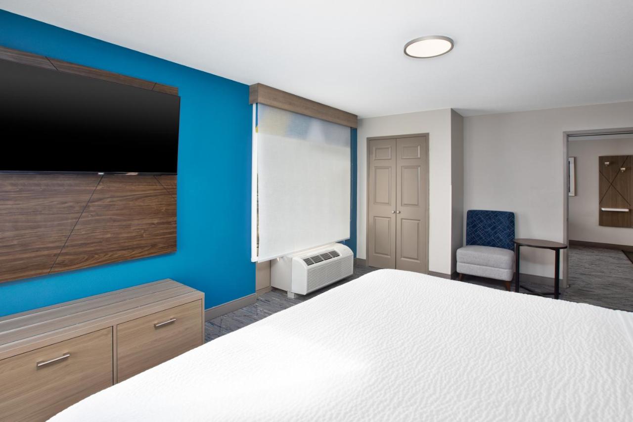 | Holiday Inn Express & Suites Milwaukee NW - Park Place, an IHG Hotel