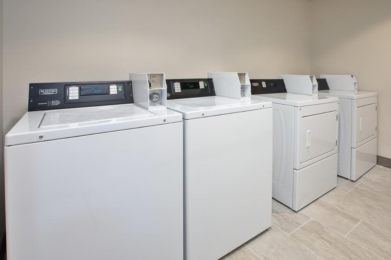 | Holiday Inn Express & Suites Milwaukee NW - Park Place, an IHG Hotel