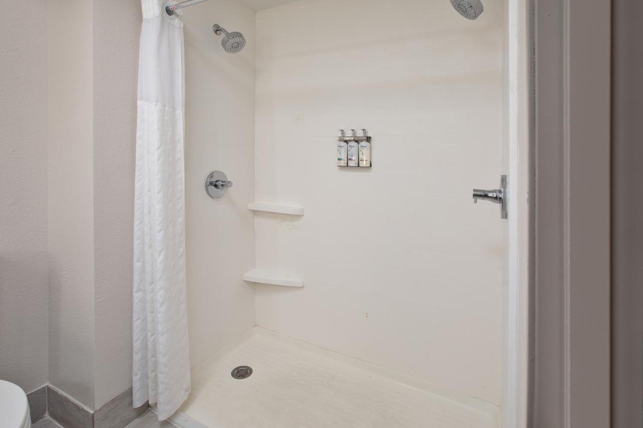 | Holiday Inn Express & Suites Milwaukee NW - Park Place, an IHG Hotel