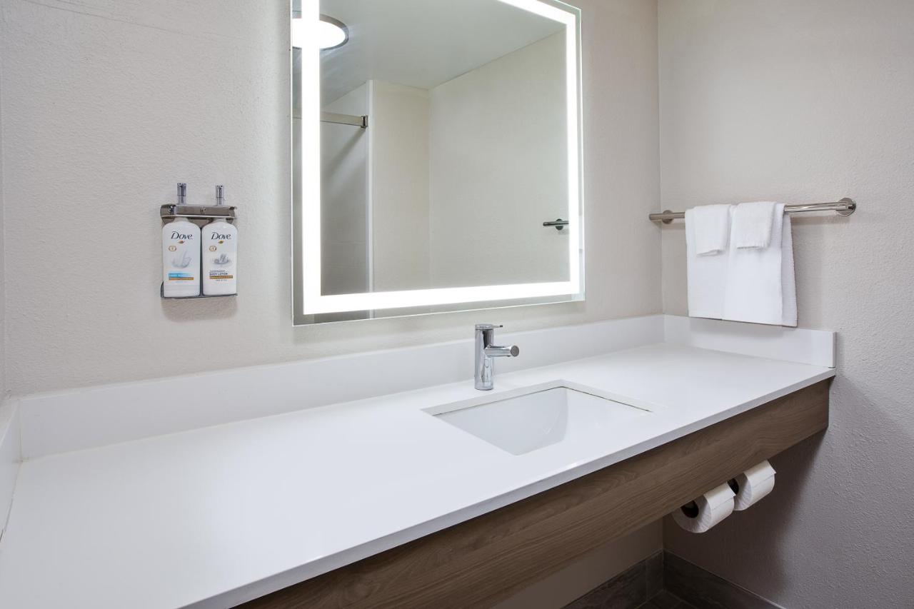 | Holiday Inn Express & Suites Milwaukee NW - Park Place, an IHG Hotel