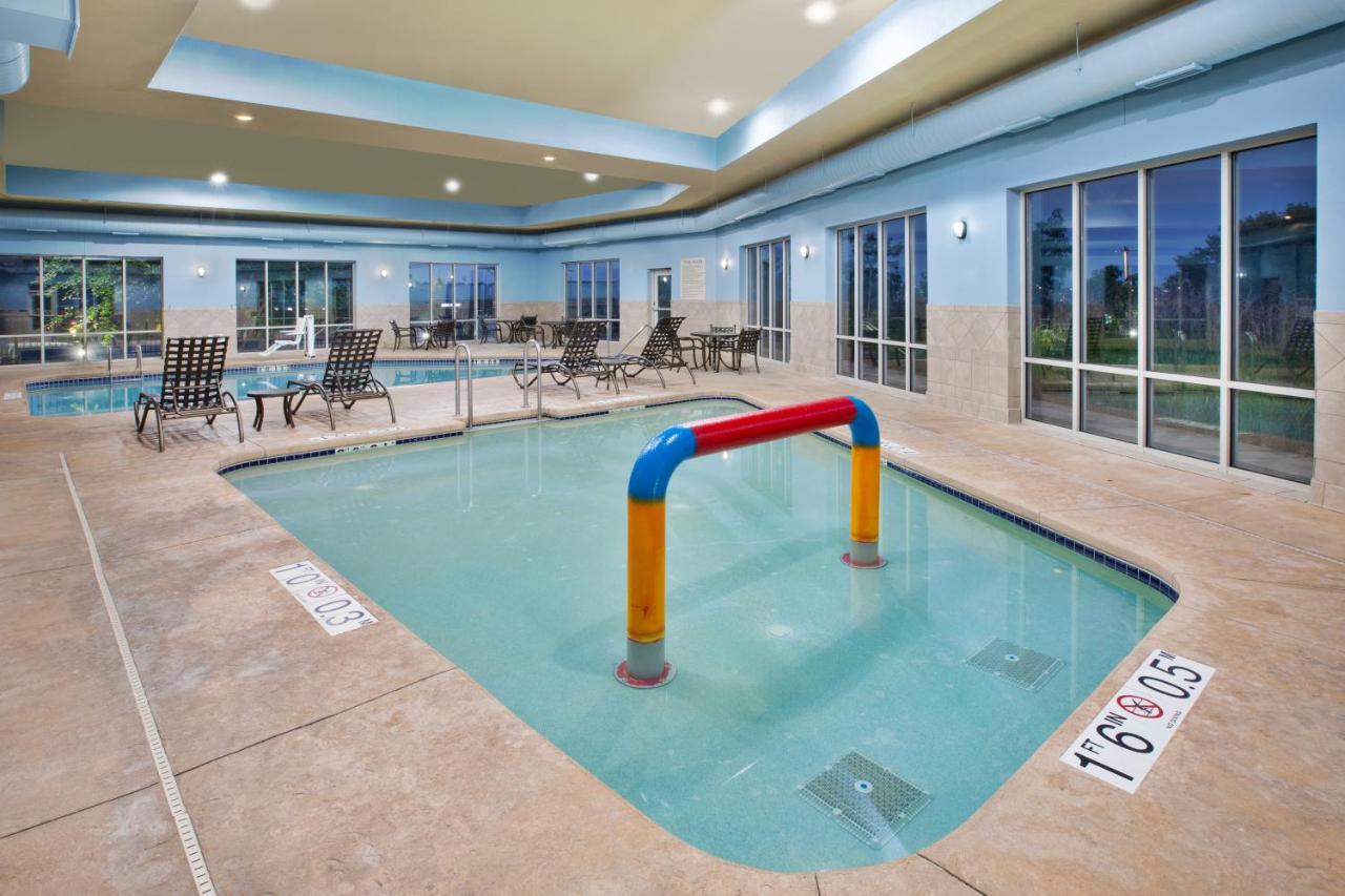 | Holiday Inn Express & Suites Milwaukee NW - Park Place, an IHG Hotel