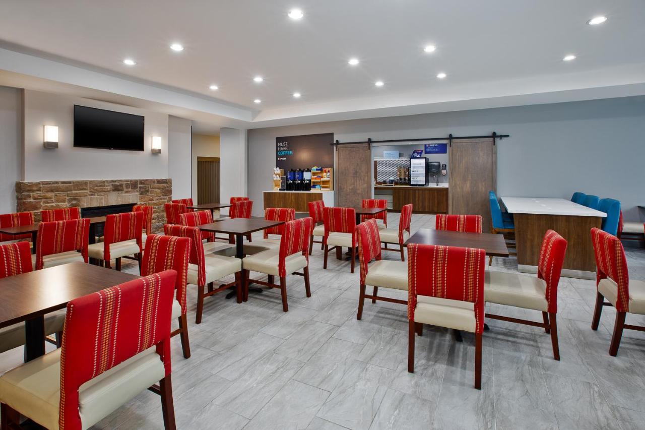 | Holiday Inn Express & Suites Milwaukee NW - Park Place, an IHG Hotel