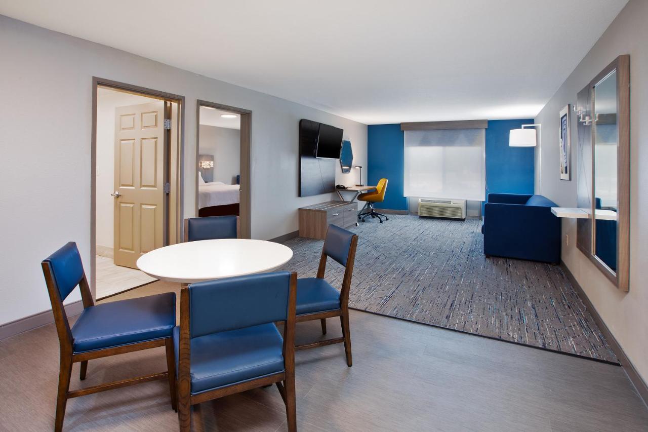 | Holiday Inn Express & Suites Milwaukee NW - Park Place, an IHG Hotel