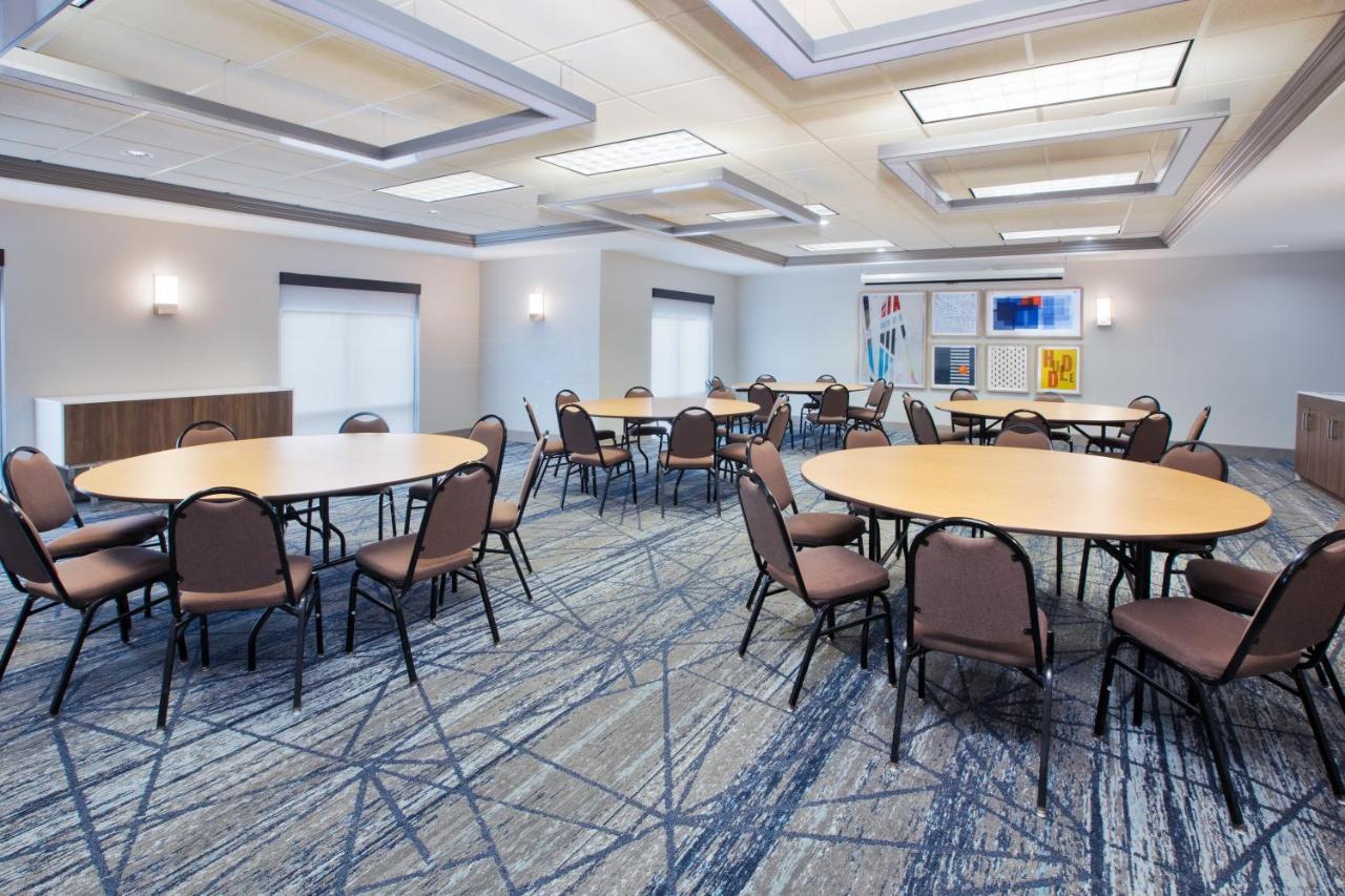 | Holiday Inn Express & Suites Milwaukee NW - Park Place, an IHG Hotel