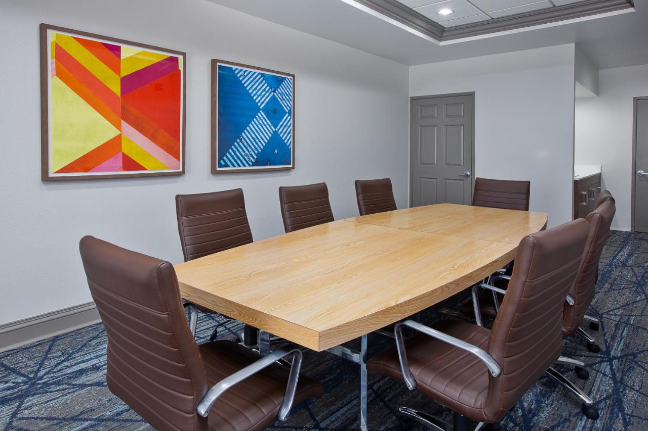 | Holiday Inn Express & Suites Milwaukee NW - Park Place, an IHG Hotel