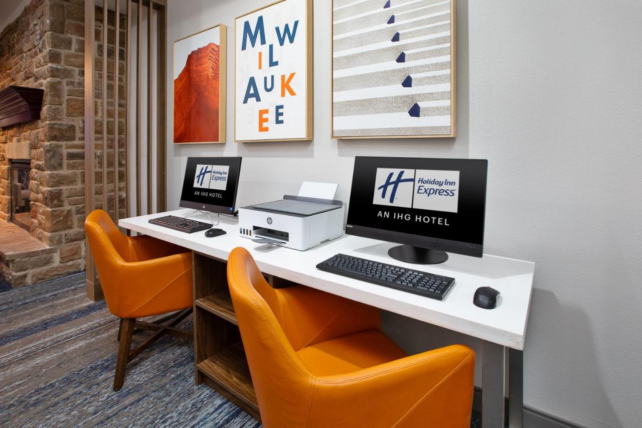 | Holiday Inn Express & Suites Milwaukee NW - Park Place, an IHG Hotel