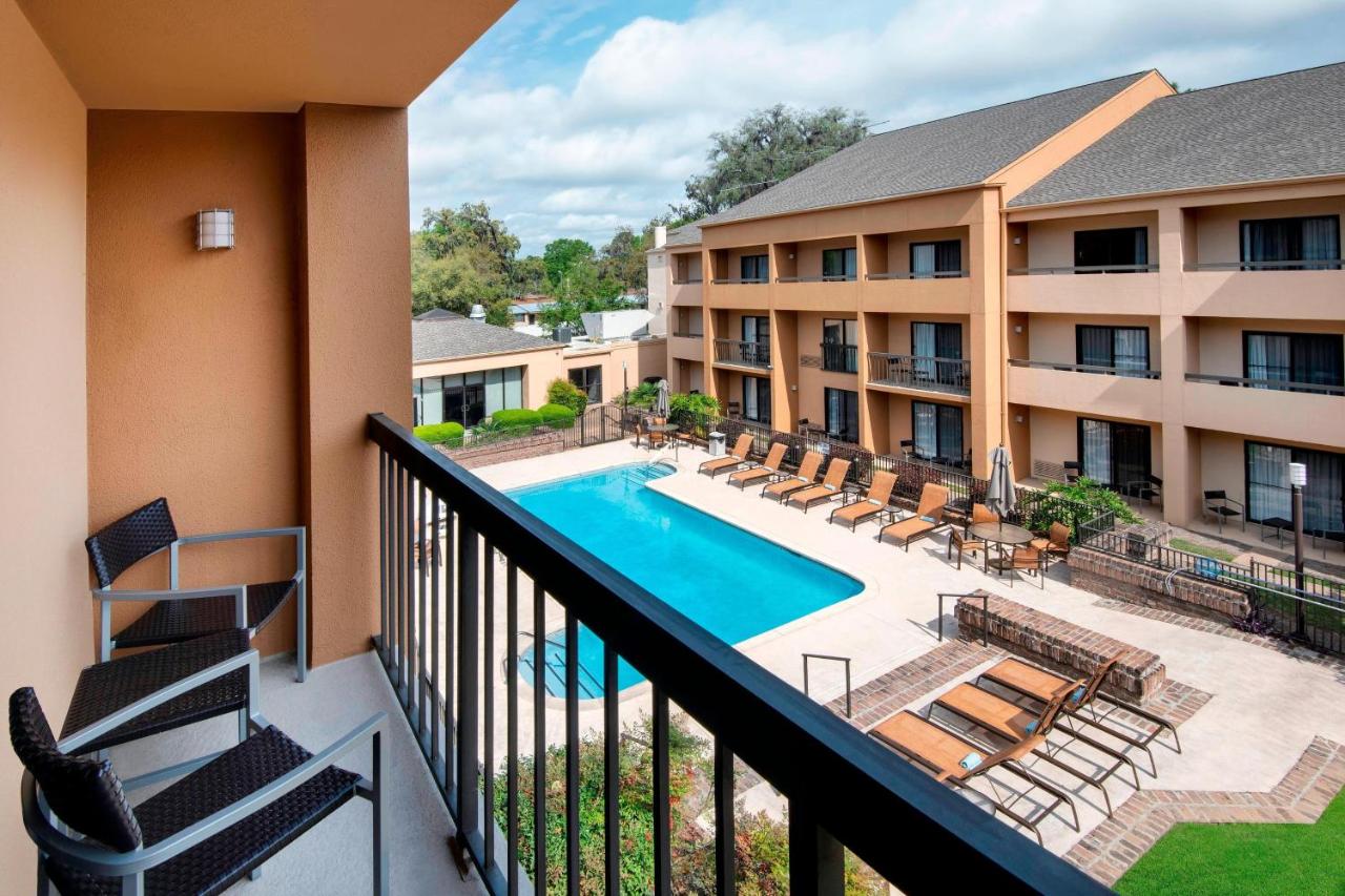 Guest Room at Courtyard by Marriott Savannah Midtown