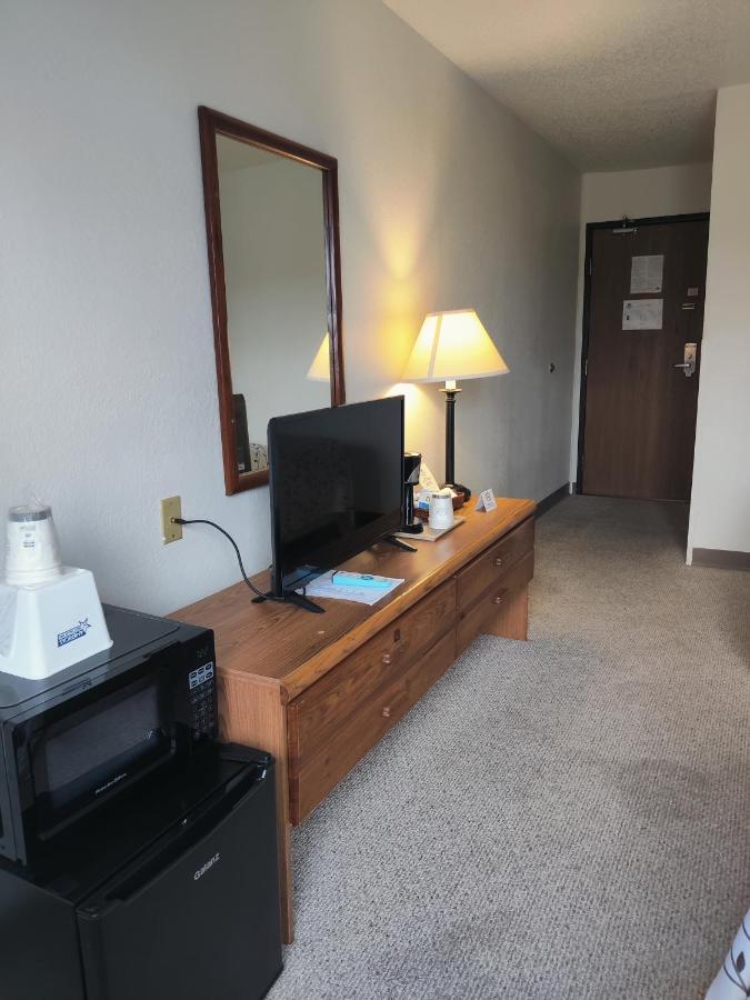 Double Room with Two Double Beds - Non-Smoking at Americas Best Value Inn & Suites International Falls