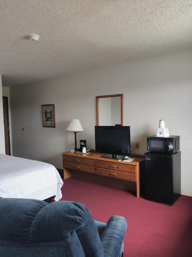 King Room - Non-Smoking at Americas Best Value Inn & Suites International Falls