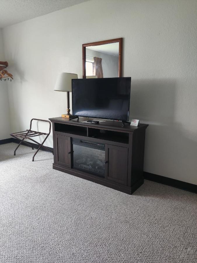 Quadruple Room at Americas Best Value Inn & Suites International Falls