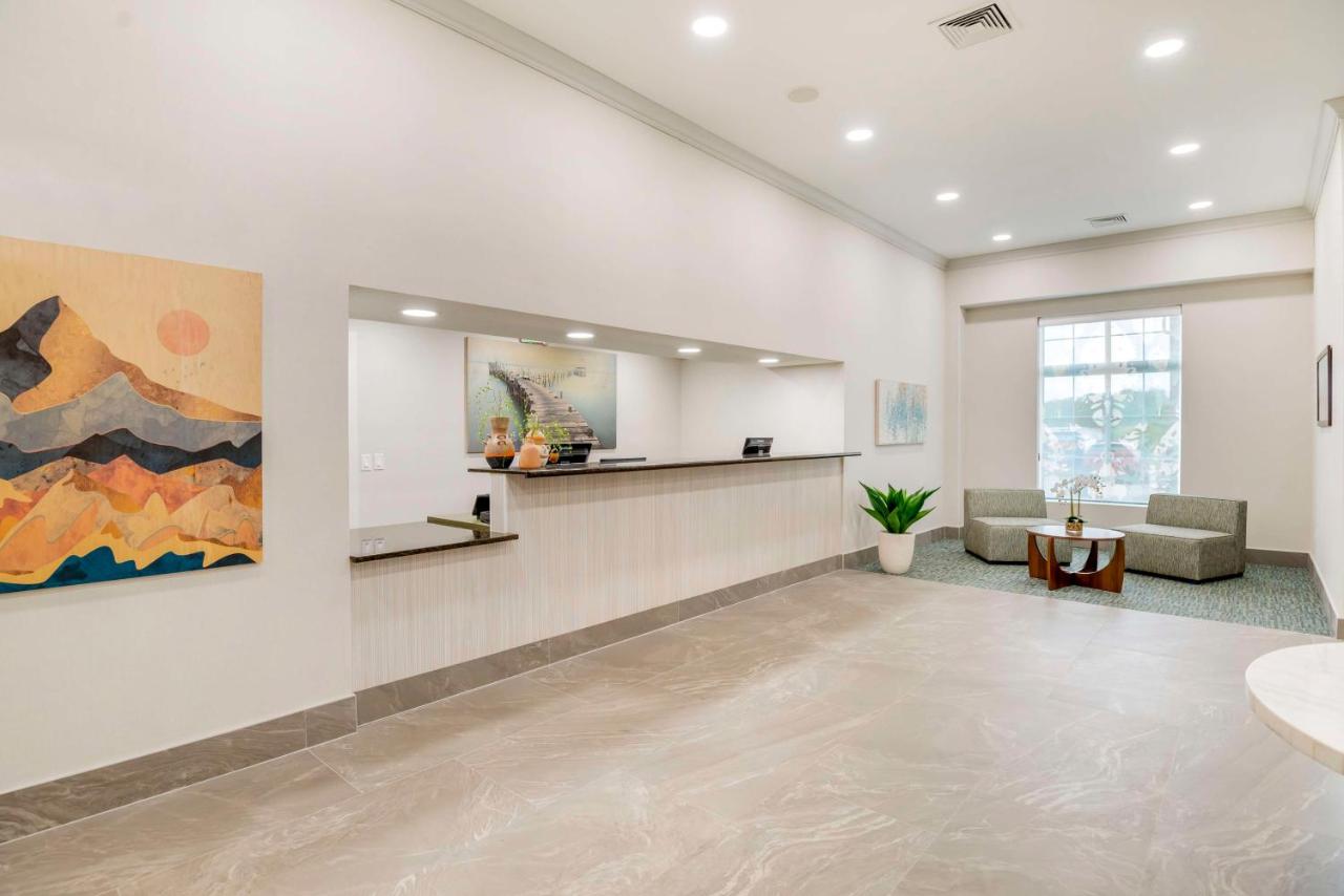 | Best Western Plus Crossroads Inn & Suites
