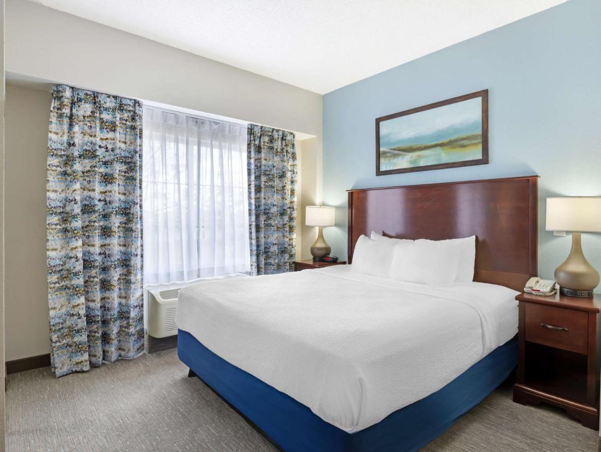 | Best Western Plus Crossroads Inn & Suites