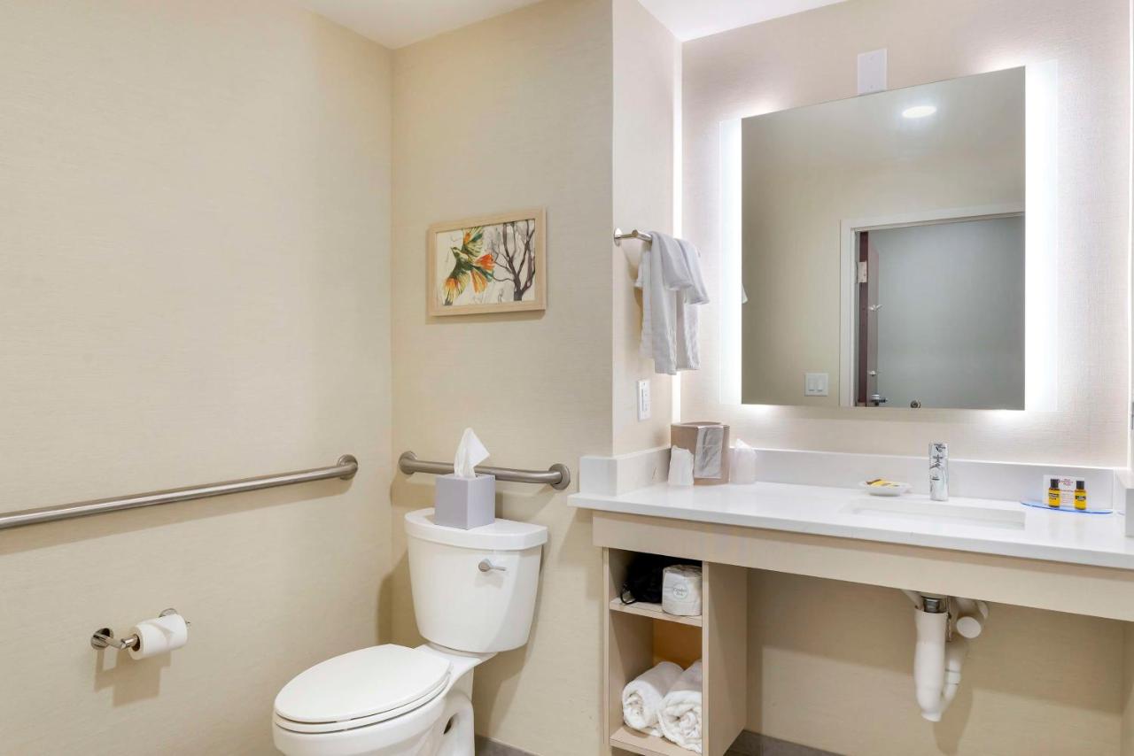 | Best Western Plus Crossroads Inn & Suites