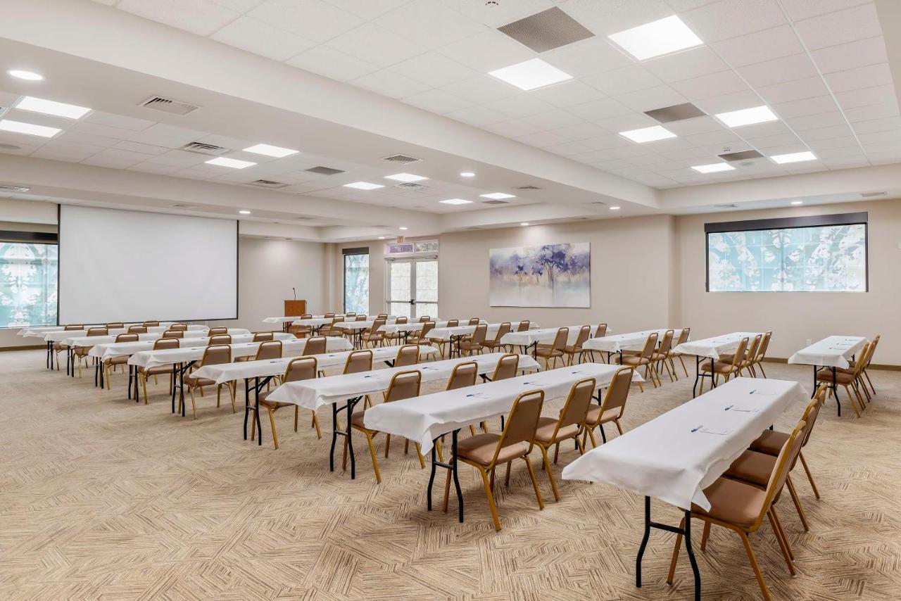 | Best Western Plus Crossroads Inn & Suites