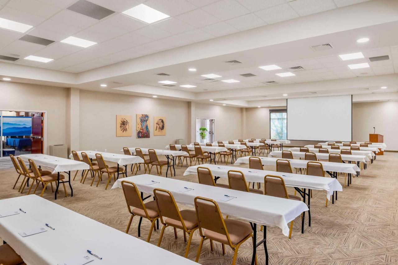 | Best Western Plus Crossroads Inn & Suites