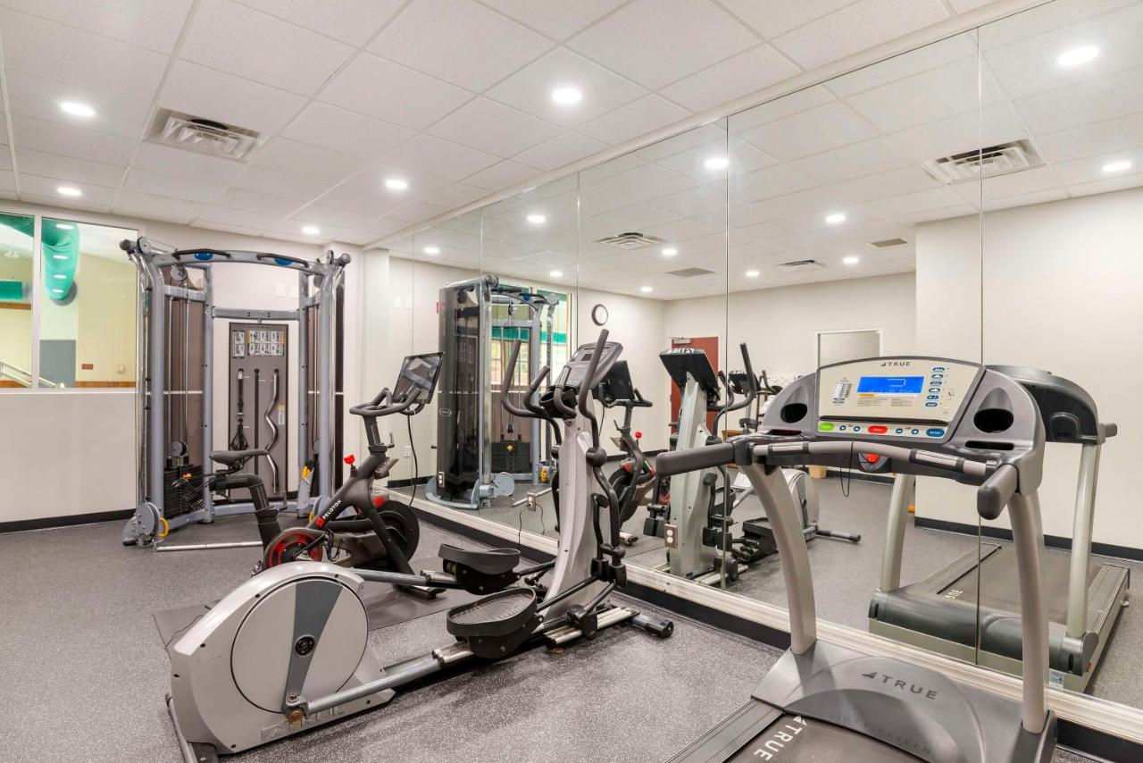 | Best Western Plus Crossroads Inn & Suites