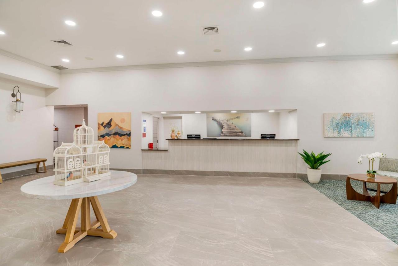 | Best Western Plus Crossroads Inn & Suites