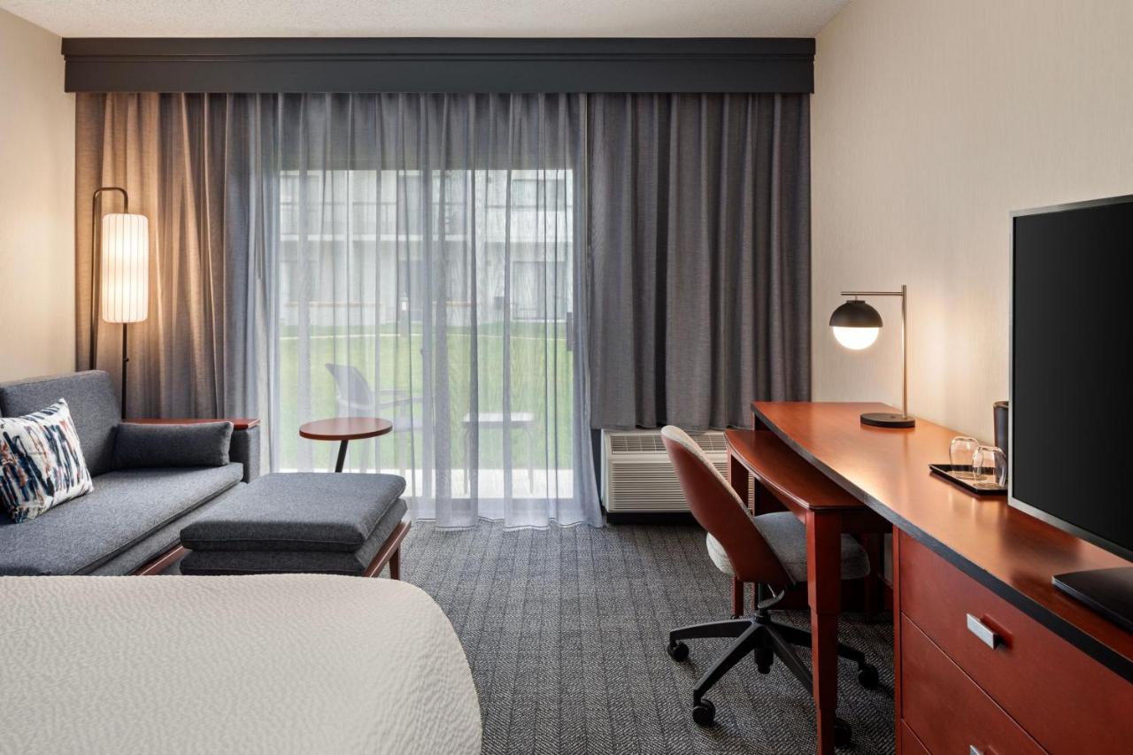 King Room with Sofa Bed at Courtyard Chicago Waukegan Gurnee