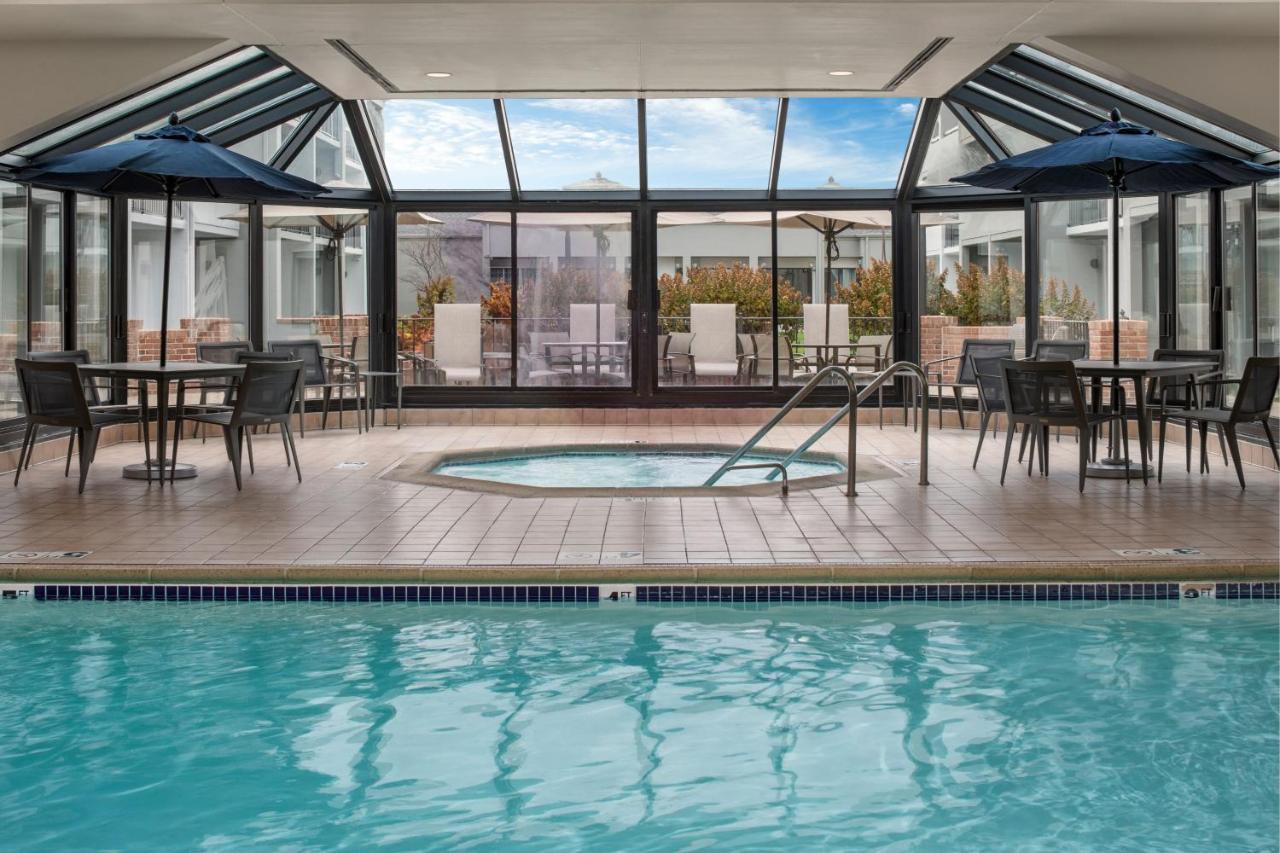| Courtyard Chicago Waukegan Gurnee