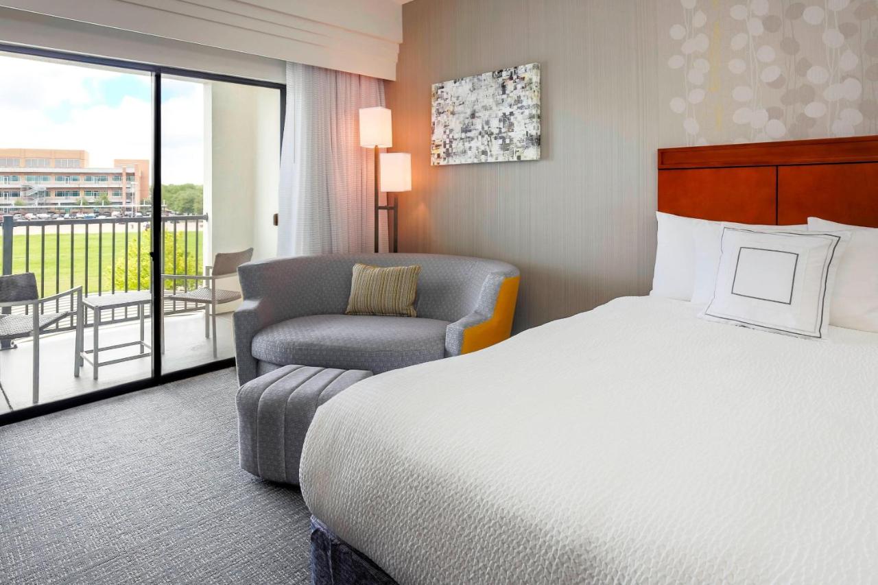 Guest room, 1 King, Balcony at Courtyard by Marriott Dallas Arlington South