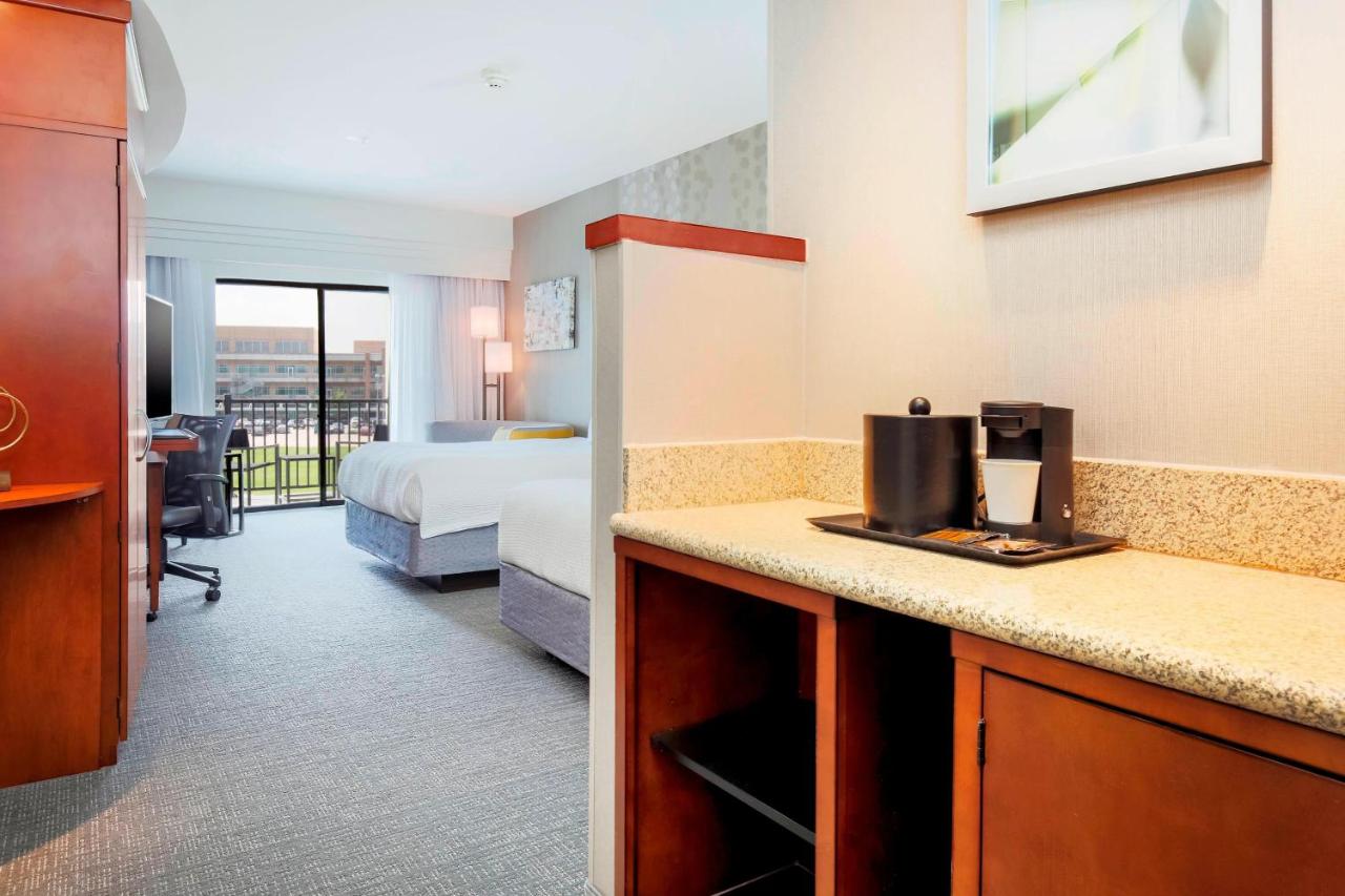 Guest room, 2 Queen, Balcony at Courtyard by Marriott Dallas Arlington South