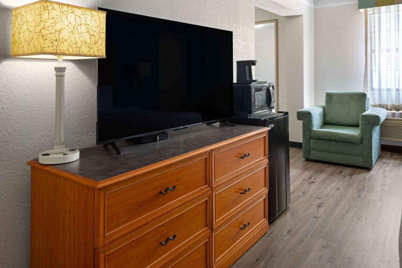 | La Quinta Inn by Wyndham Pittsburgh Airport