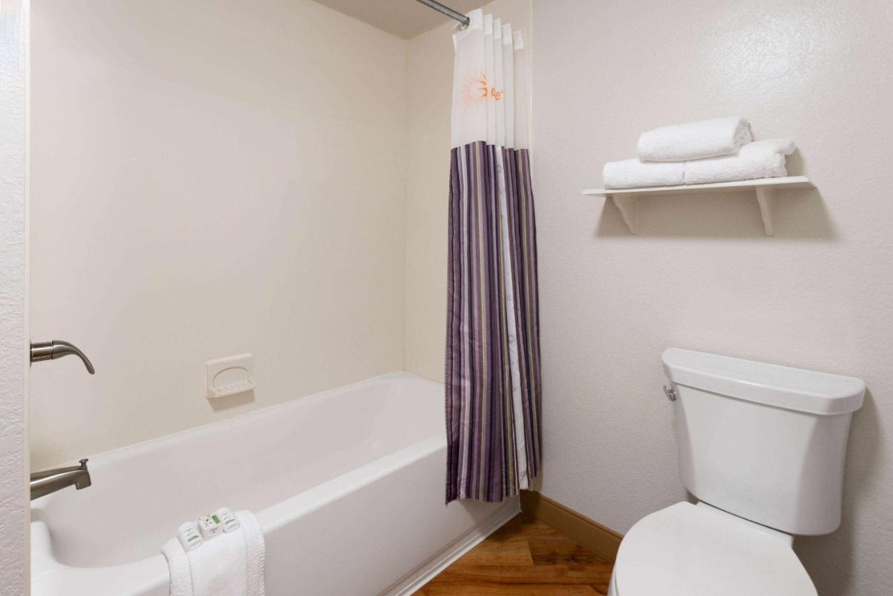 | La Quinta Inn by Wyndham Pittsburgh Airport