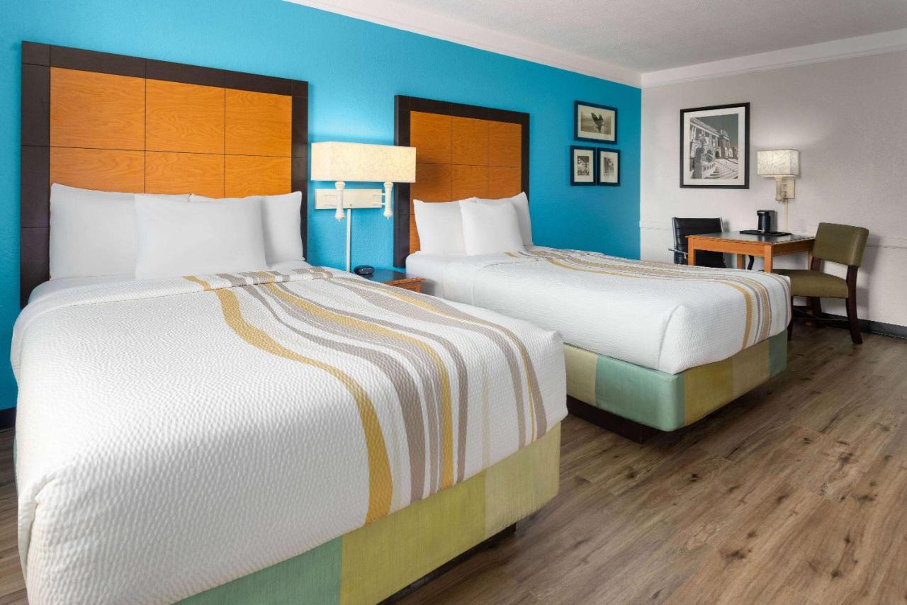 | La Quinta Inn by Wyndham Pittsburgh Airport