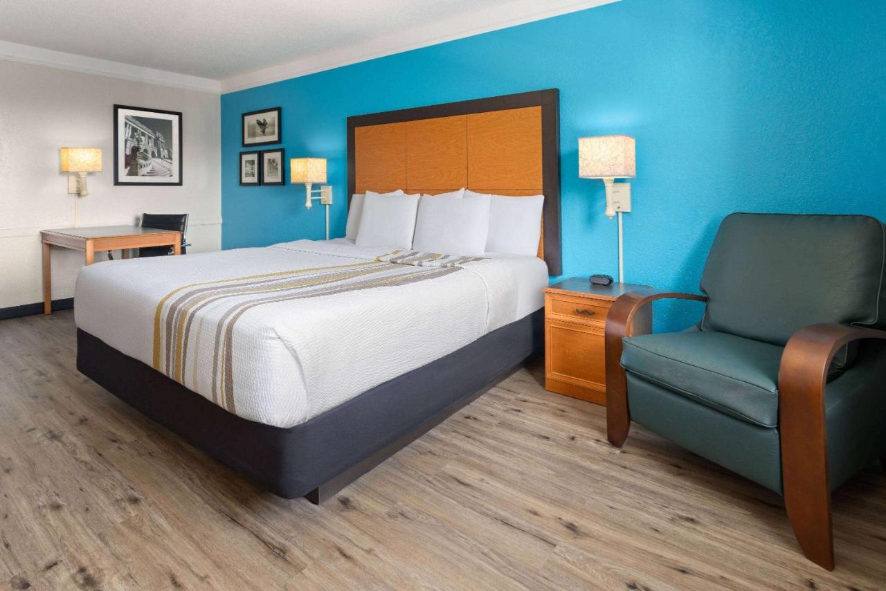 | La Quinta Inn by Wyndham Pittsburgh Airport