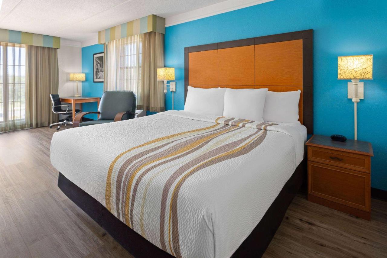 | La Quinta Inn by Wyndham Pittsburgh Airport