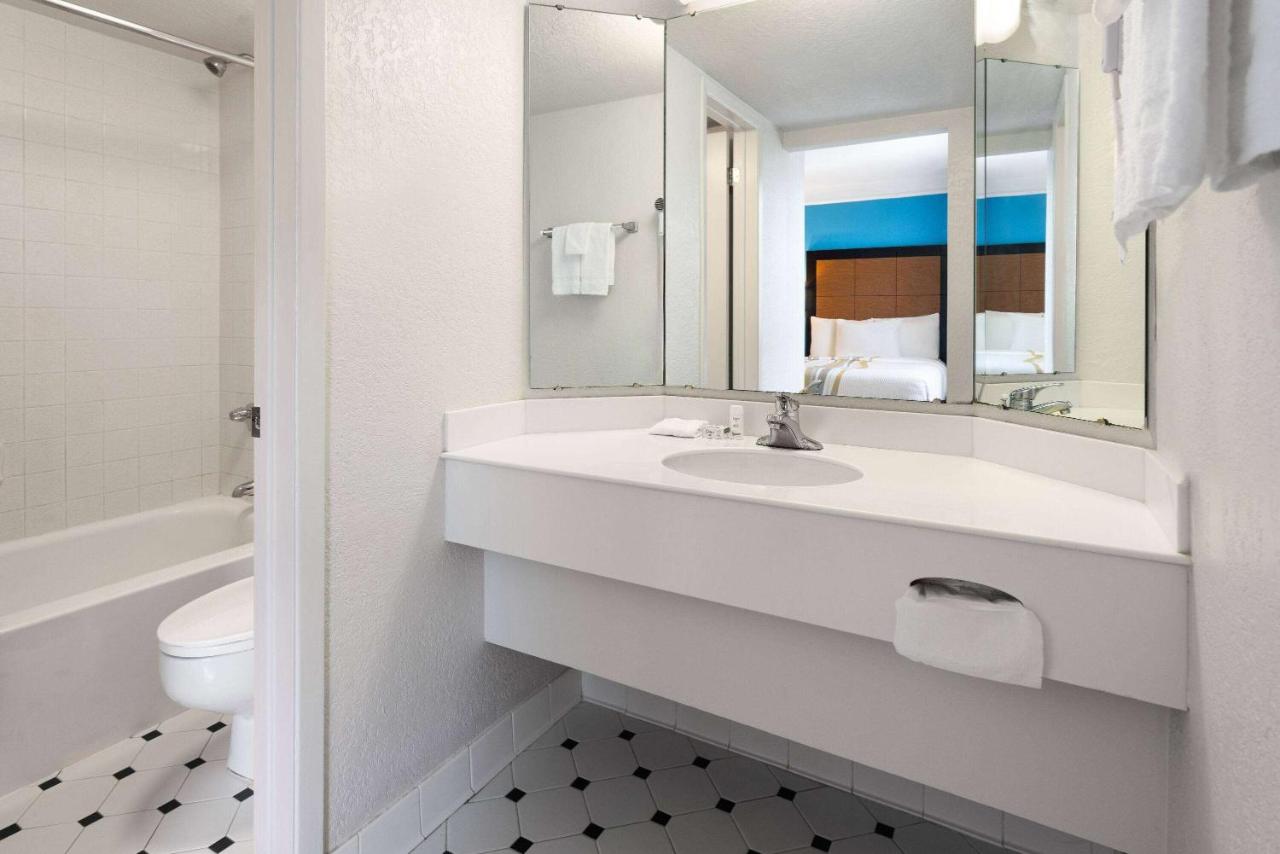 | La Quinta Inn by Wyndham Pittsburgh Airport