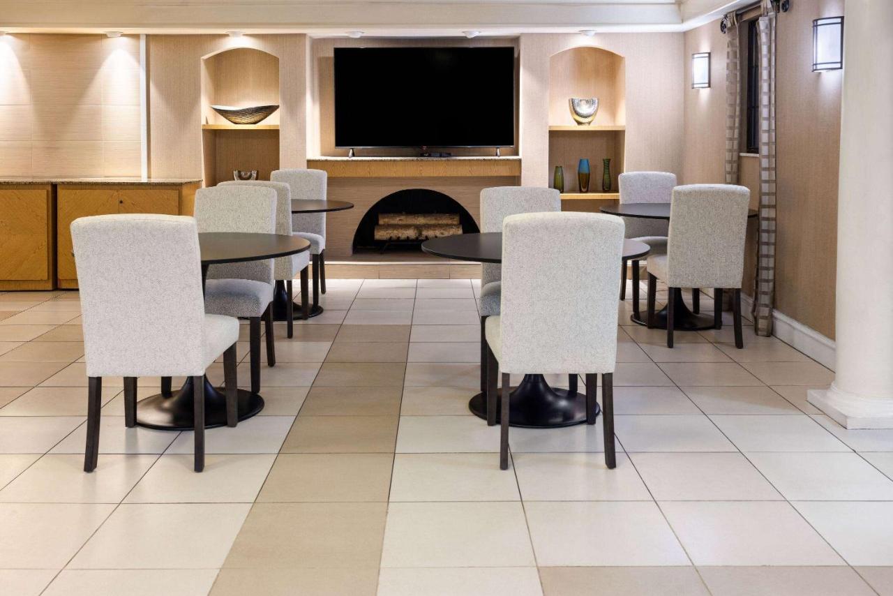 | La Quinta Inn by Wyndham Pittsburgh Airport