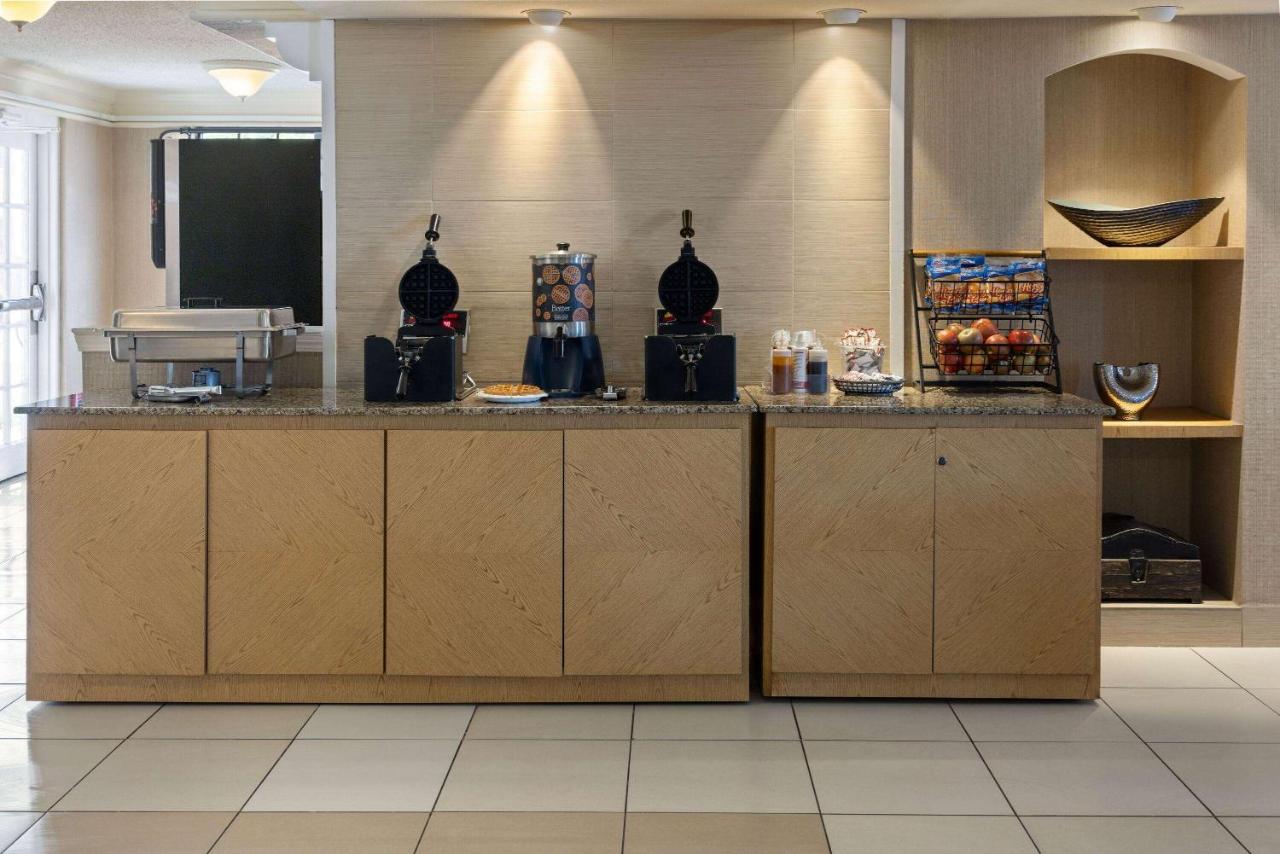 | La Quinta Inn by Wyndham Pittsburgh Airport